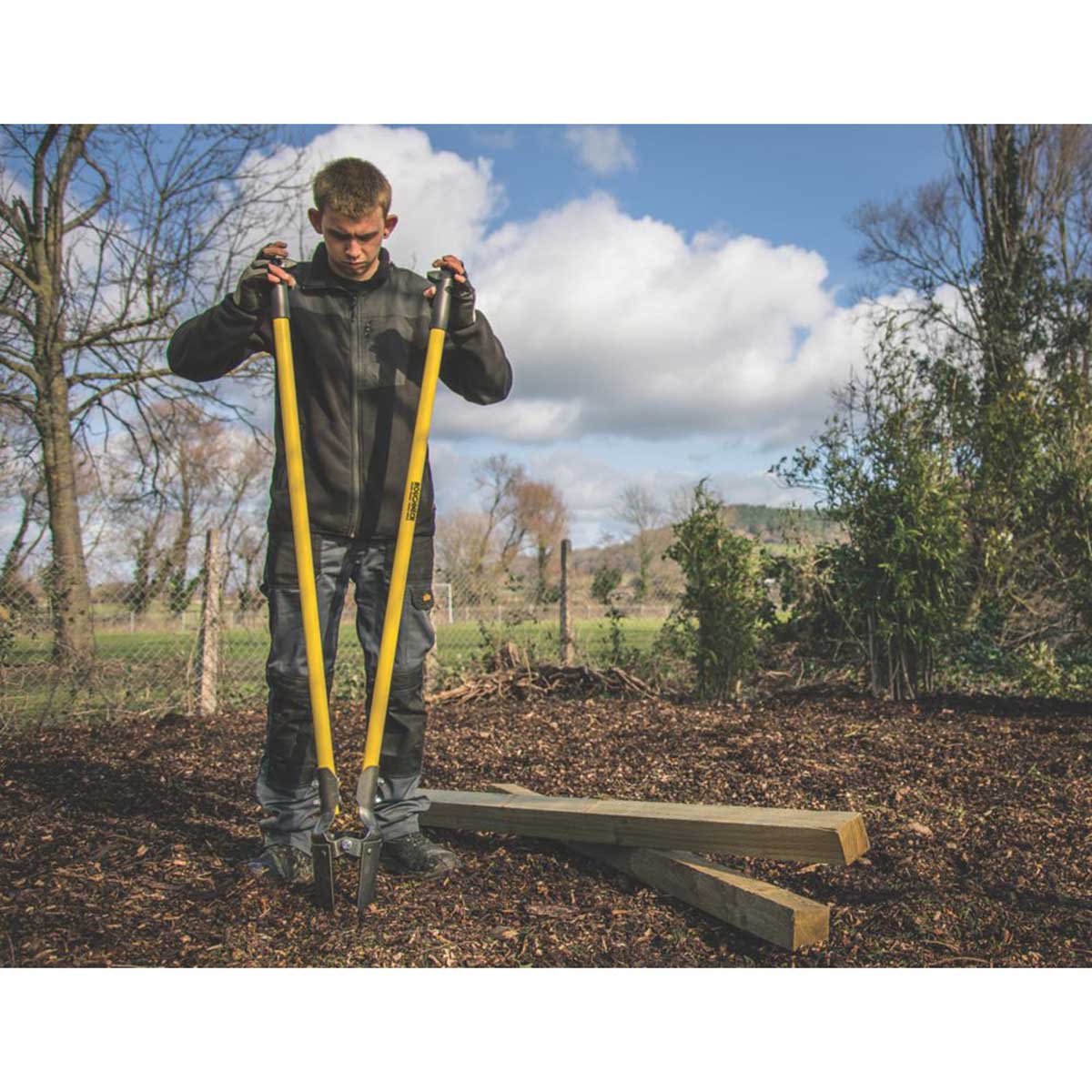 Roughneck Post Hole Digger Auger Fibreglass Steel Blade Yellow Crossover Spade - Image 1