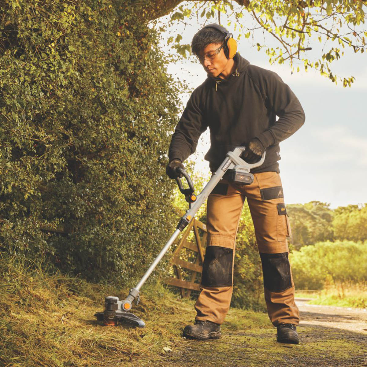 Titan Grass Trimmer Cordless 18V Li-Ion TXP Telescopic Adjustable - Body Only - Image 2