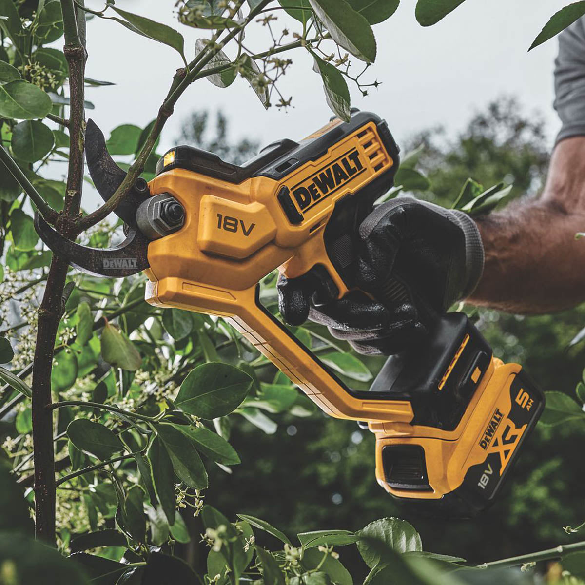 DeWalt Powered Pruner Cordless DCMPP568P1GB Soft-Grip Li-Ion 5Ah Bush Cutter 18V - Image 5