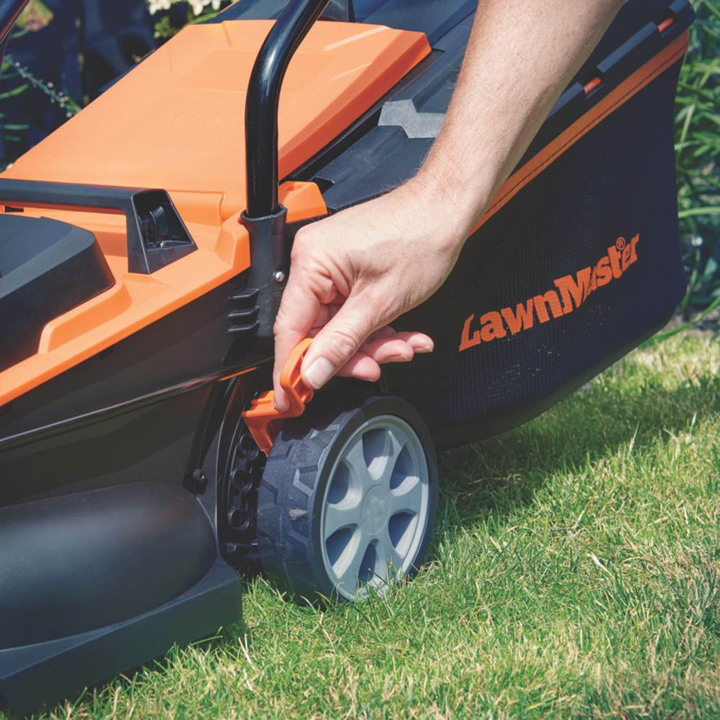 LawnMaster Lawn Mower Cordless 24V 4.0Ah Li-Ion CLM2432K-01 Rotary 32cm Cutter - Image 3