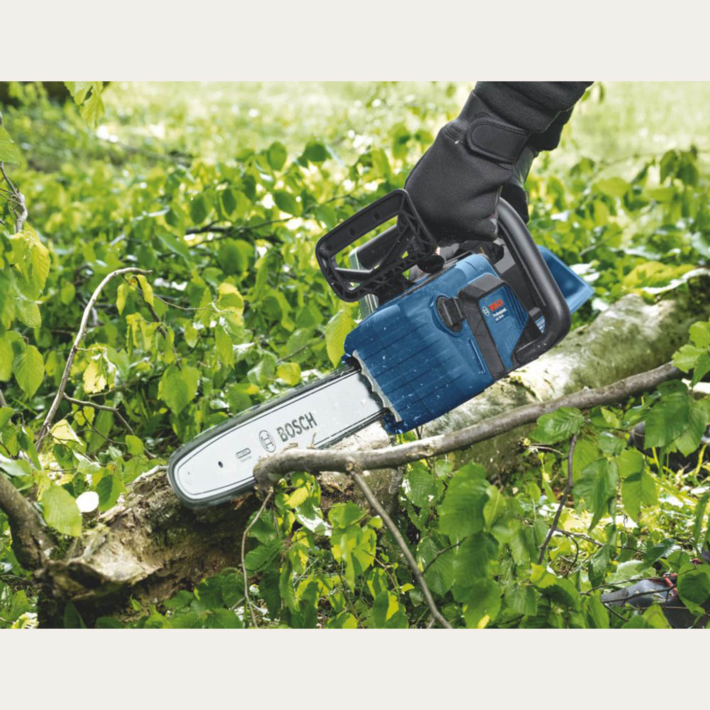 Bosch Chainsaw GKE 18V-40 Professional Cordless 18V Li-Ion 40cm Body Only - Image 2