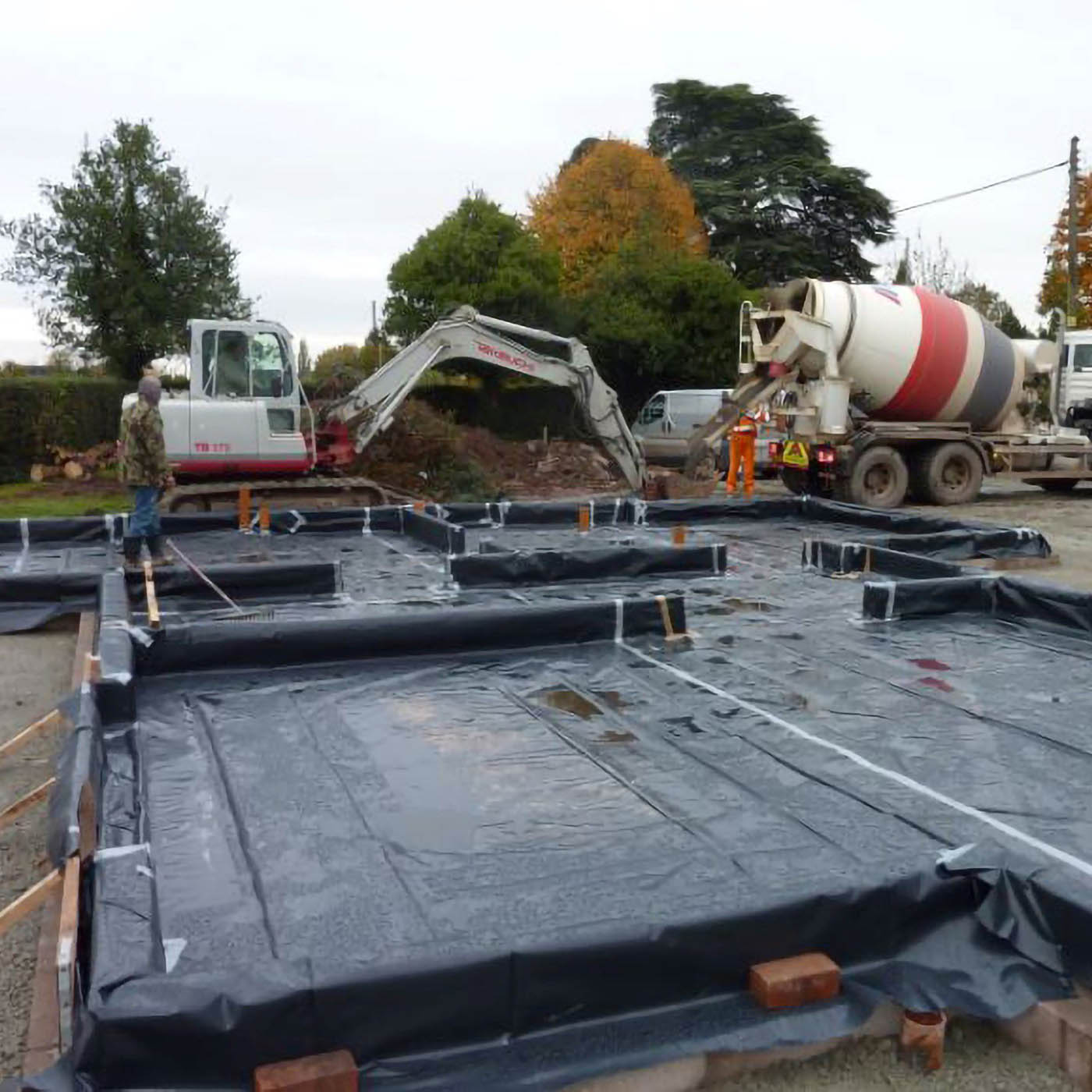 Damplas Damp Proof Membrane Black 300 Micron Lightweight Flexible (L)25m (W)4m - Image 2