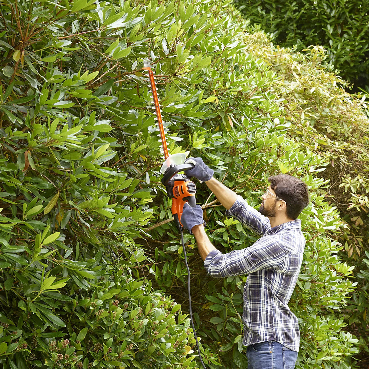 Black+Decker BEHTS401 500W Electric Hedge Trimmer 550mm 22mm Cut - Image 5