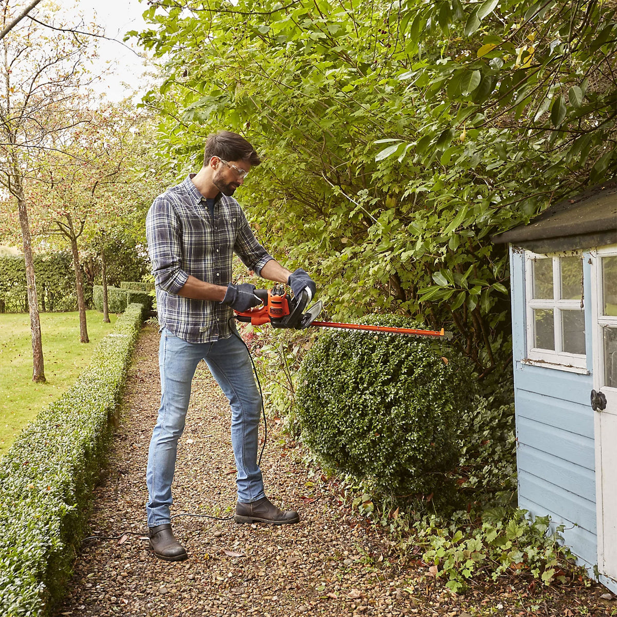 Black+Decker BEHTS401 500W Electric Hedge Trimmer 550mm 22mm Cut - Image 7