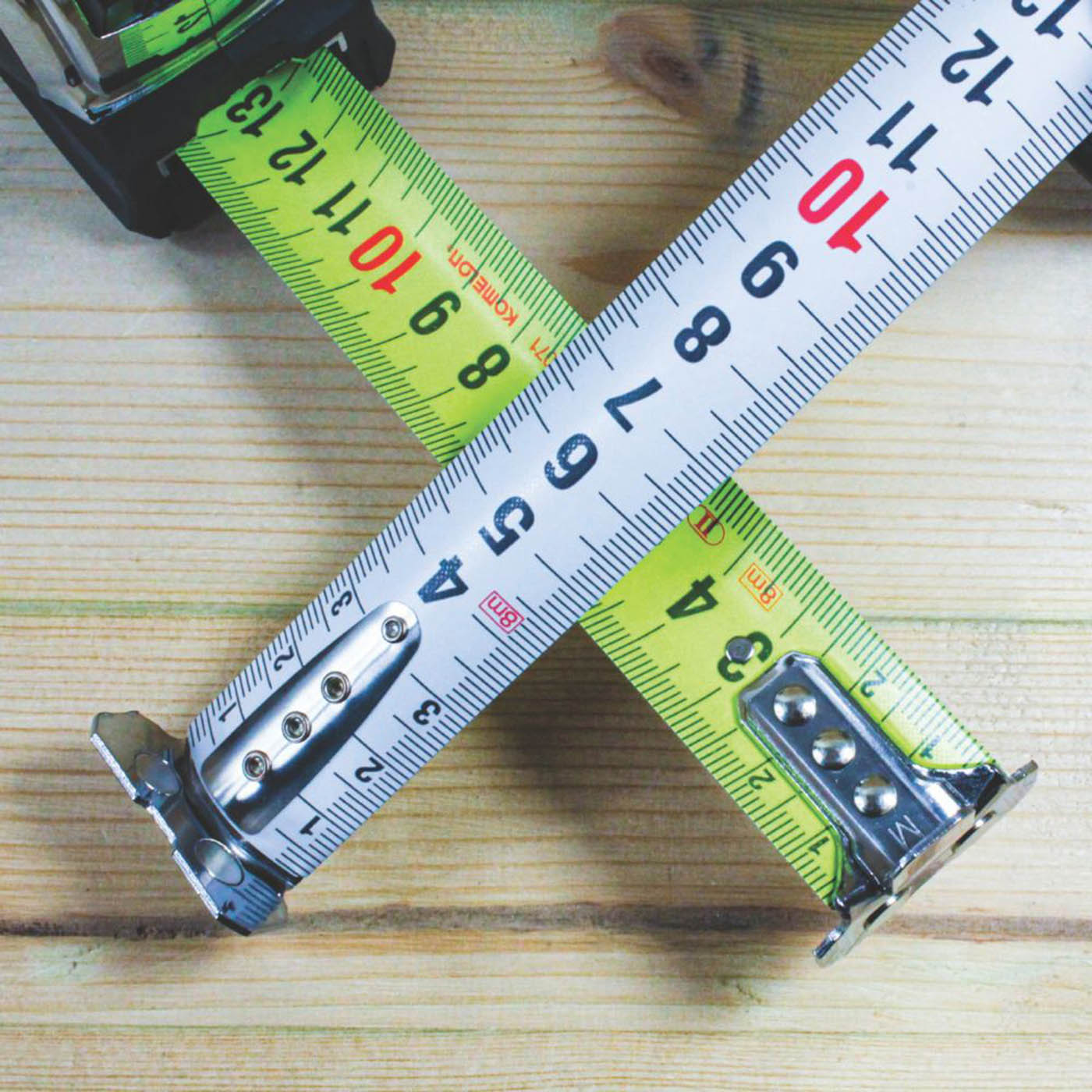 Komelon Tape Measure 8m Metric Only Class 2 Magnetic Hook Ergonomic Compact - Image 4