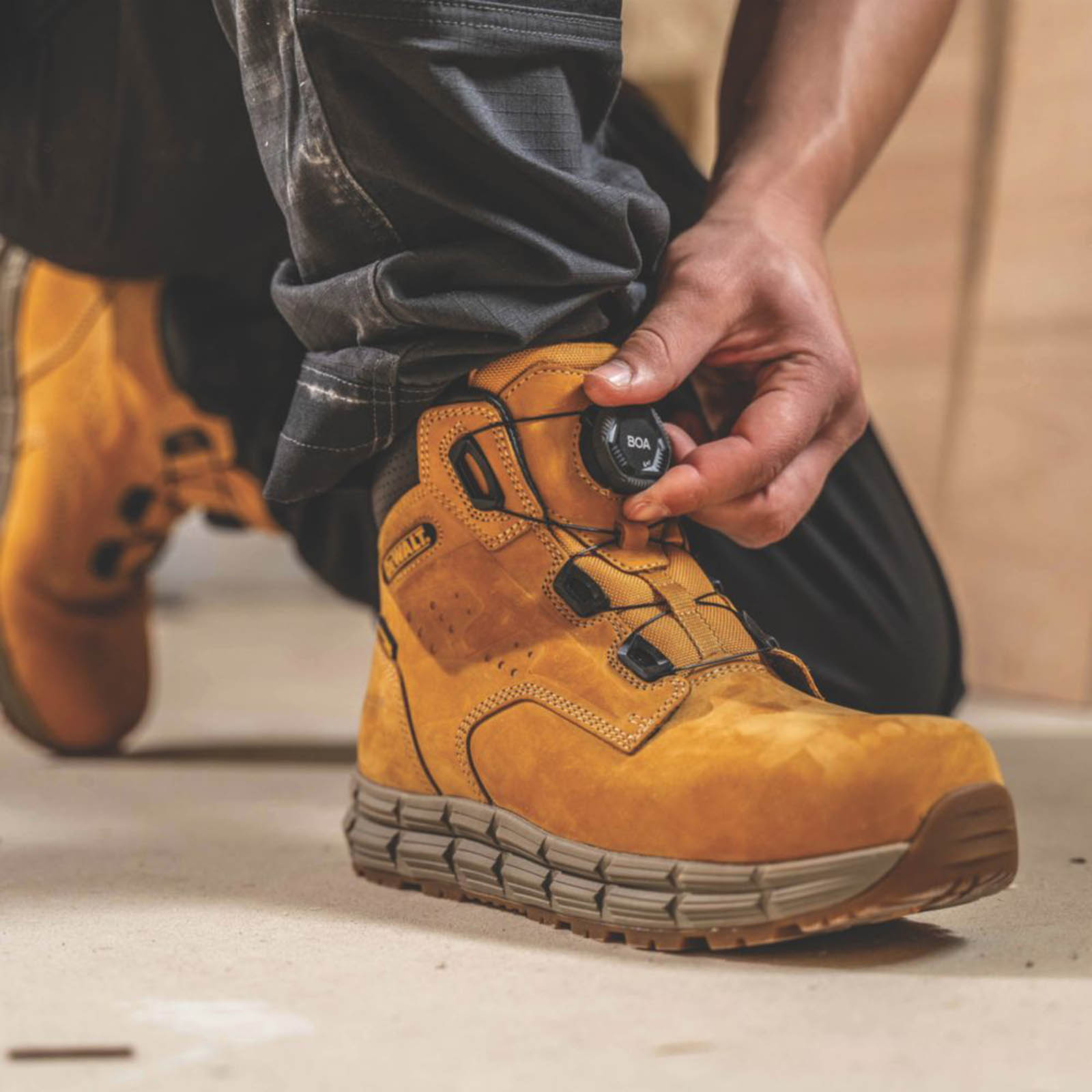 DeWalt Safety Boots Mens Standard Fit Brown Waterproof Shoes Steel Toe Size 8 - Image 2