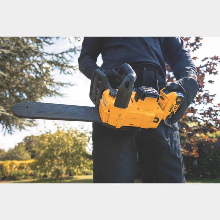 DEWALT Chainsaw DCMCS565N-XJ Cordless Auto-Oiling 18V Li-Ion XR 30cm Body Only - Image 6