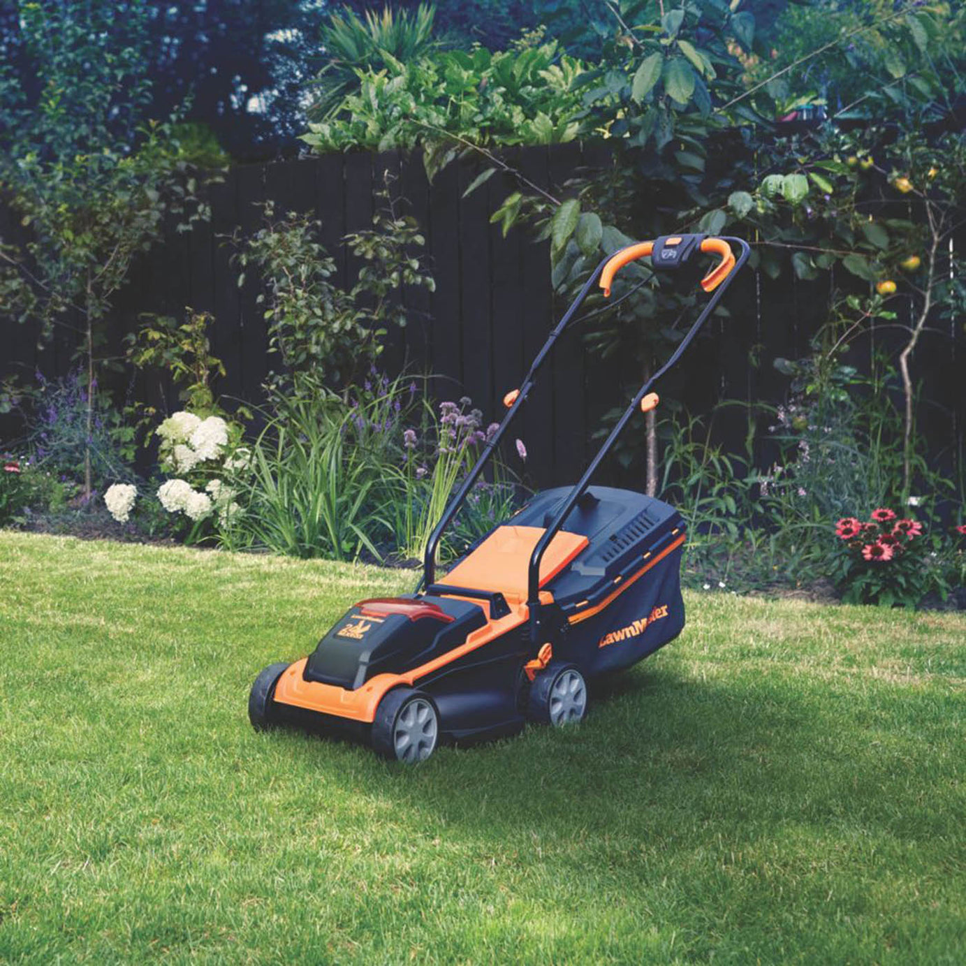 LawnMaster Lawn Mower Cordless 24V 4.0Ah Li-Ion CLM2432K-01 Rotary 32cm Cutter - Image 2